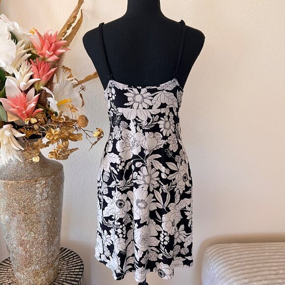 Y2K Black & White Floral Babydoll Dreess with Halter Neckline & Defined Waist M - Picture 4 of 8